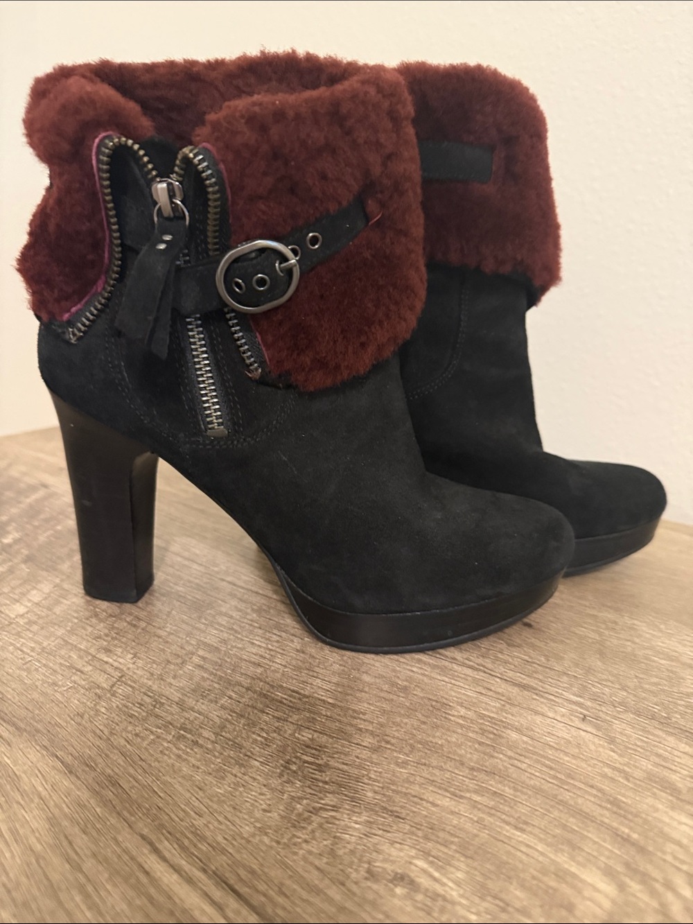 UGG Australia Boots Women's Scarlett Sheepskin Black Suede Bootie  Size 7